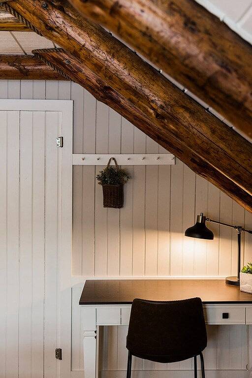 Gemütliche Blockhütte im Wald mit Blick auf den Bach in Lancaster County