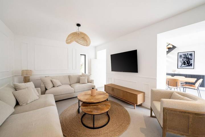 Location de vacances pour 12 personnes, avec Terrasse et Jardin ainsi que Piscine et Sauna à Magny-le-Hongre - 2