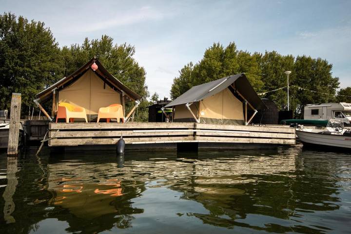 Camping voor 2 personen, with Terras and Whirlpool as well as Sauna and Uitzicht aan het Veluwemeer