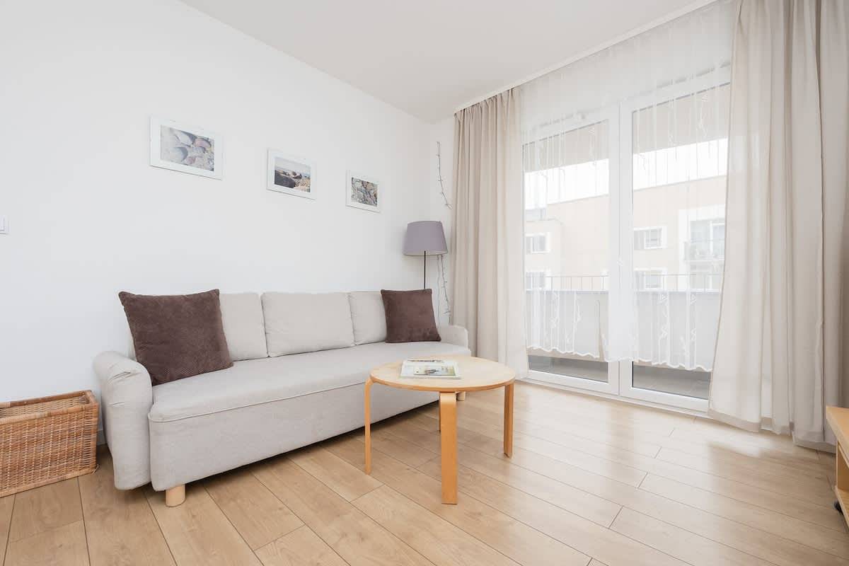 Ganze Wohnung, Bright Apartment with Balcony | Parking | Workspace in Białołęka, Warschau