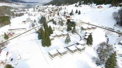 Parc de vacances pour 7 personnes, avec piscine et jardin à Lélex