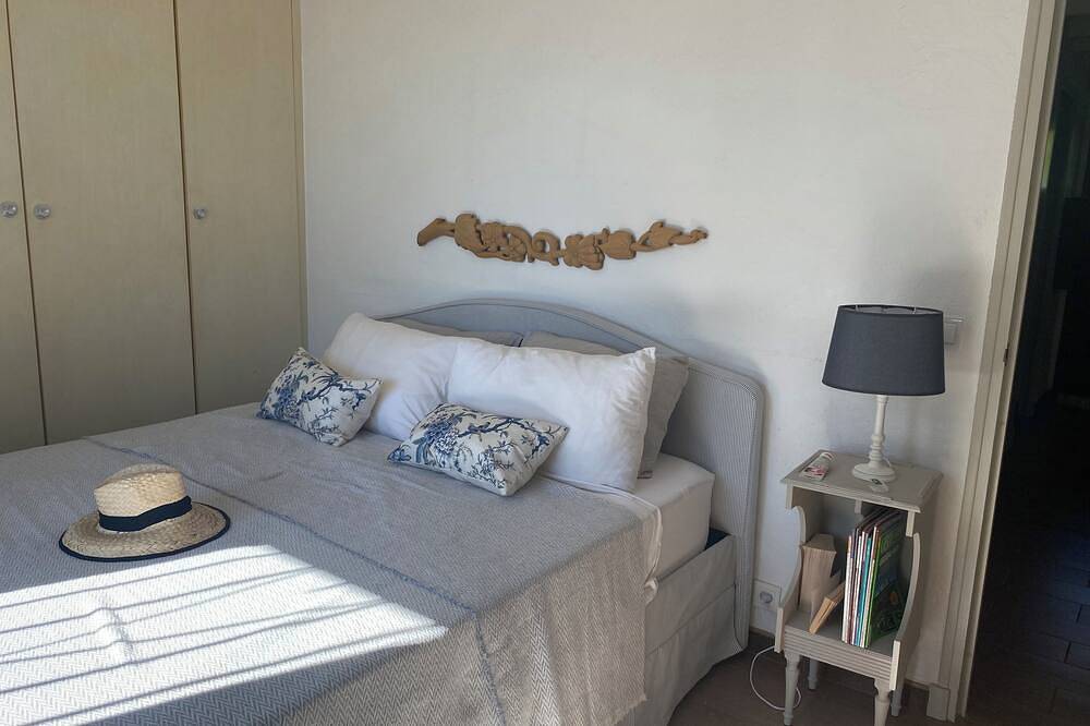 Mas spacieux, vue, jardin, terrasse, parking privé. Plages et restaurants à 300m in Théoule-sur-Mer, Massif de l'Esterel
