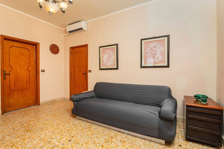 Entire apartment, Le Logge House - Bronte Apartment with Mountain Views in Bronte, Mount Etna