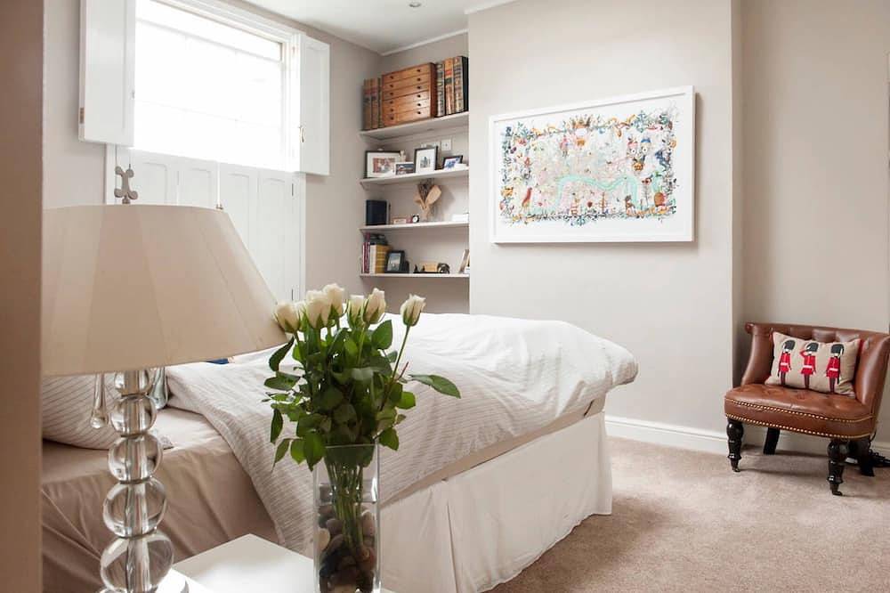 Why rent a flat? Stay in a historic Victorian Cottage w/ Private walled Garden in Camden, London