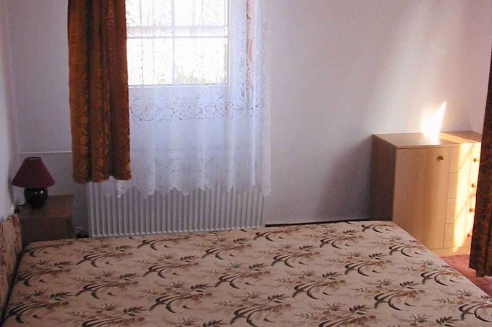 Ganze Wohnung, Ferienwohnung mit Terrasse zur Gartenseite in Heviz, Balaton Region