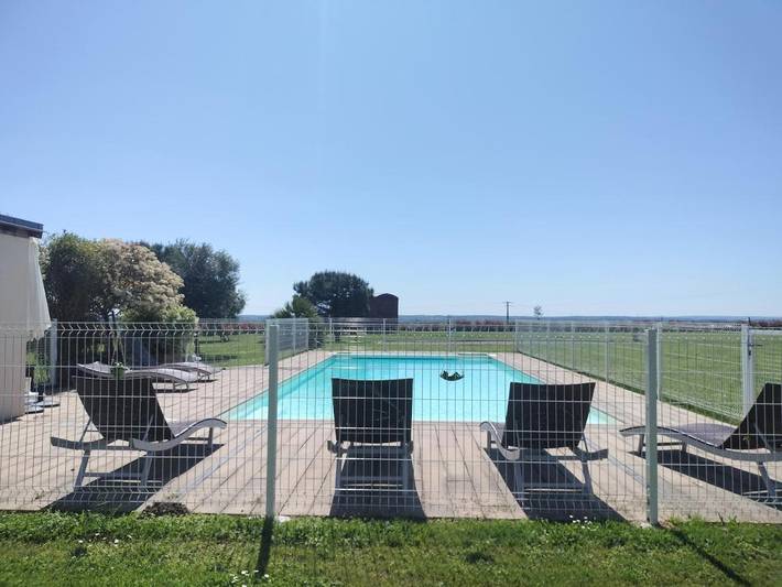 Location de vacances pour 22 personnes, avec piscine ainsi que vue et jardin dans Terranjou - 2