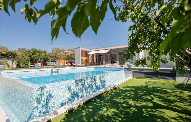 Gemütliche 130 m² große Ferienwohnung mit Pool und Terrasse, 2 km vom Fluss Cetina entfernt in Dalmatinisches Zagora