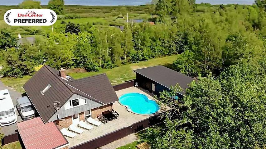 Ferieudlejning for 8 personer, med jacuzzi og sauna såvel som terrasse og pool i Virksund