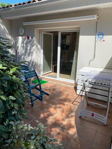 Gîte pour 4 personnes, avec terrasse ainsi que jardin et piscine dans Plage des Sables-Vignier