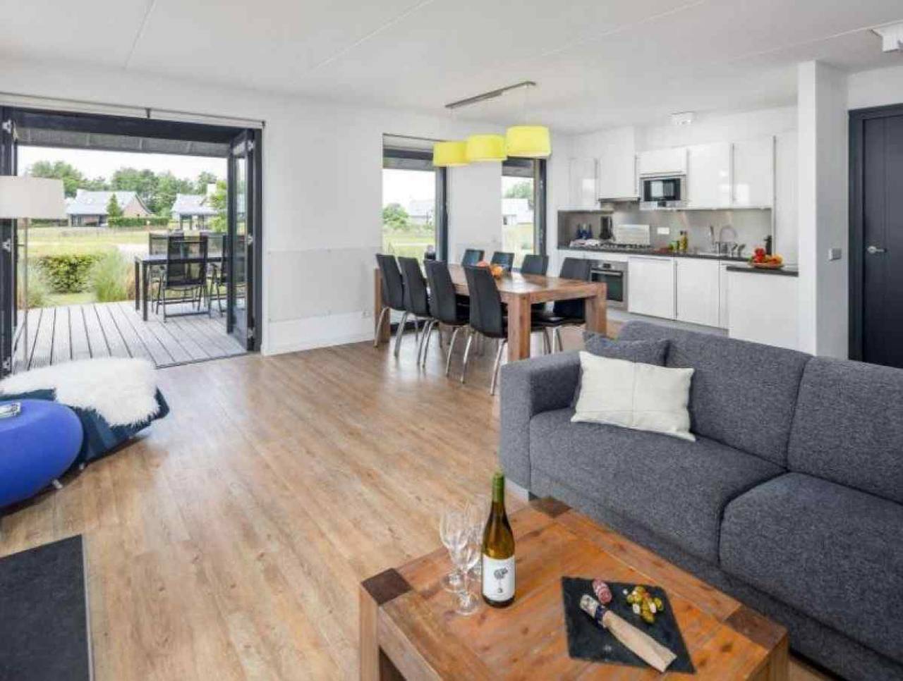 Luxe 8-persoons vakantievilla op vakantieresort in Tholen in Tholen, Nederlandse Noordzeekust