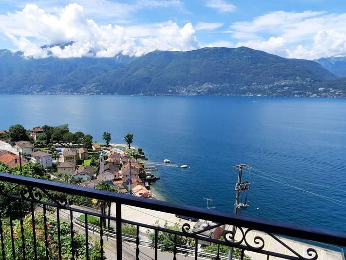 Ferienwohnung für 2 Personen, mit Seeblick und Balkon in Gambarogno