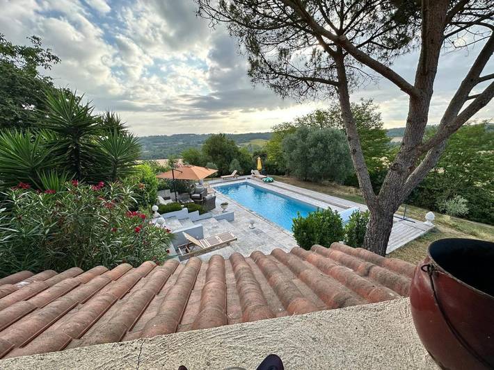 Location de vacances pour 4 personnes, avec Balcon et Terrasse ainsi que Jardin et Piscine à Jegun