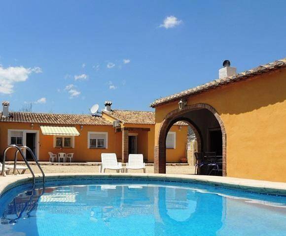 Apartamento para 7 personas, con terraza además de piscina y jardín, Se admiten mascotas en Xaló