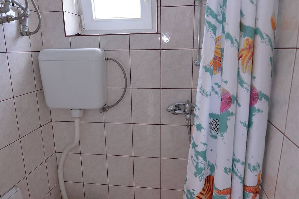Ganze Wohnung, 2-Zimmer-Ferienwohnung mit Terrasse und Meerblick Tkon, Pasman in Tkon, Pasman