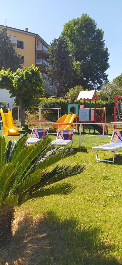 Bungalow für 5 Personen, mit Kinderpool und Pool sowie Ausblick und Garten in den Abruzzen - 2