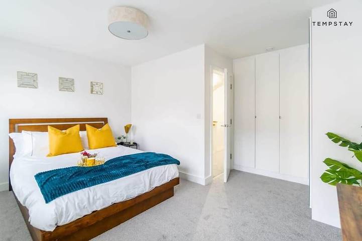 4Br-Madejski Stadium-Royal Berk Hosp-By Tempstay in Reading, Berkshire