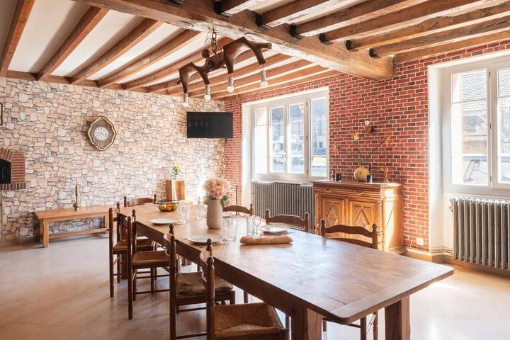 Location de vacances pour 8 personnes, avec Terrasse ainsi que Jardin et Vue dans Nitry