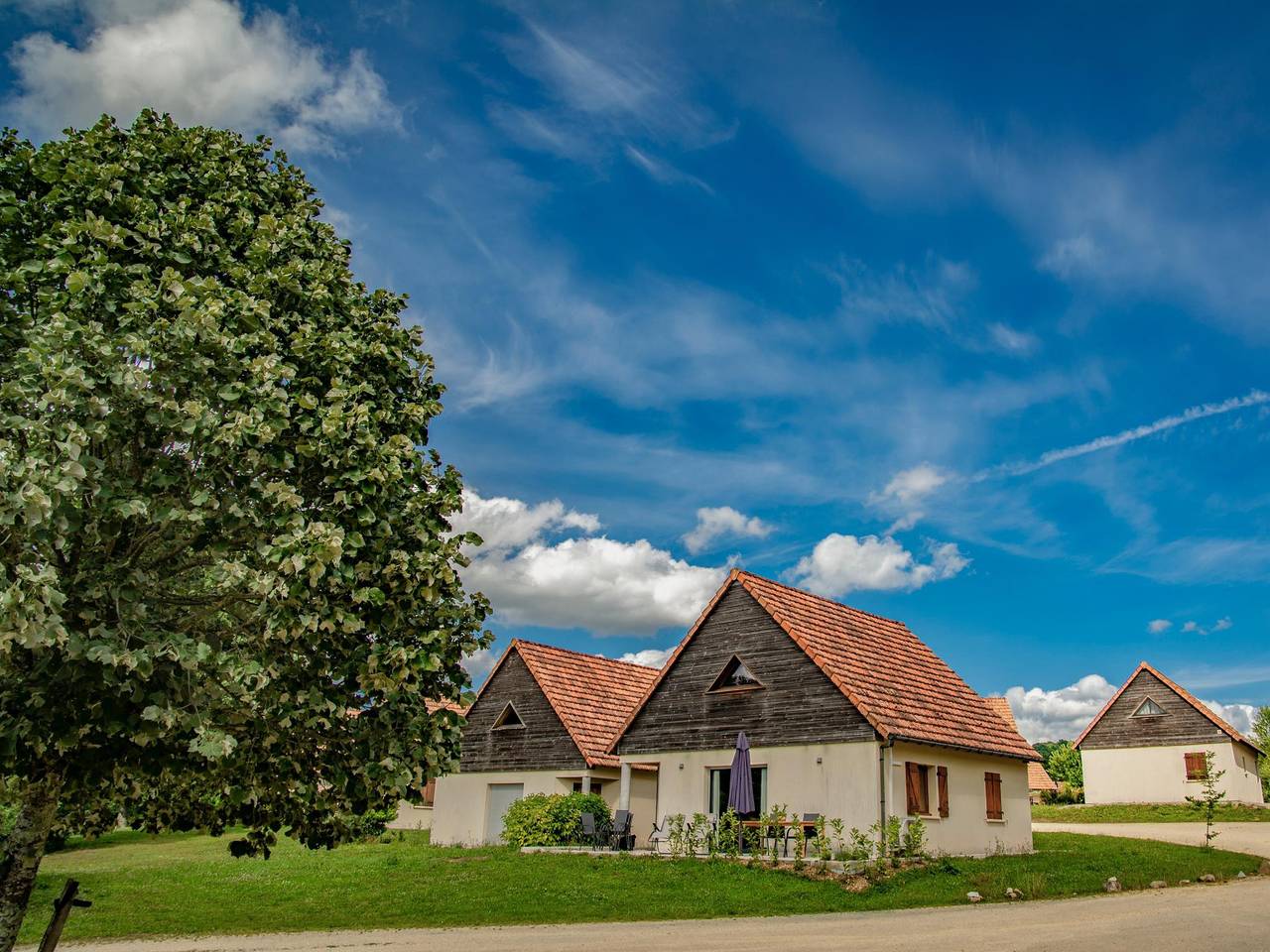 Modernes Haus im Park mit Pool und Spielplatz in Lacapelle-Marival, Lot