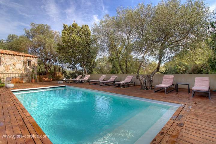 Location de vacances pour 2 personnes, avec Terrasse ainsi que Jardin et Piscine en Corse