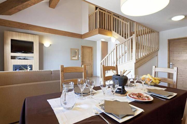 Location de vacances pour 8 personnes, avec sauna et jacuzzi ainsi que piscine et balcon, animaux acceptés à Sainte-Foy-Tarentaise