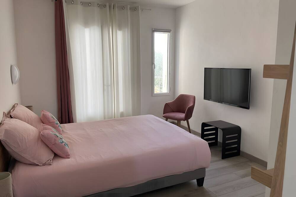 Luxury Villa – Panoramic Views with Mountain View, Wi-Fi and Air Conditioning in Volx, Parc naturel régional du Luberon