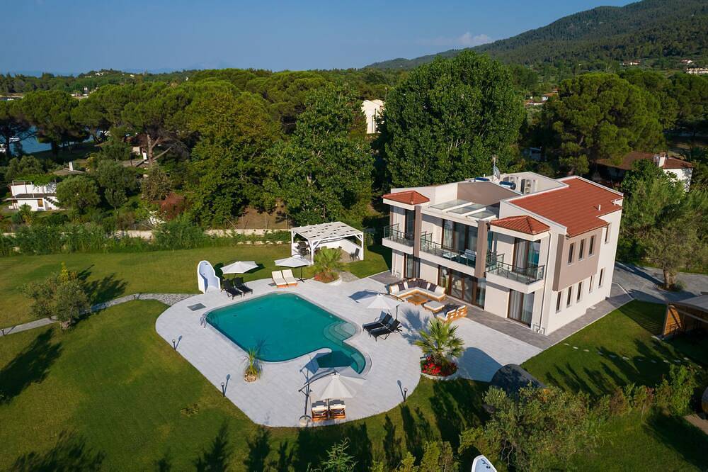 Beachfront villa in Vourvourou, Halkidiki with private pool, ideal for families. in Vourvourou, Sithonia Halbinsel