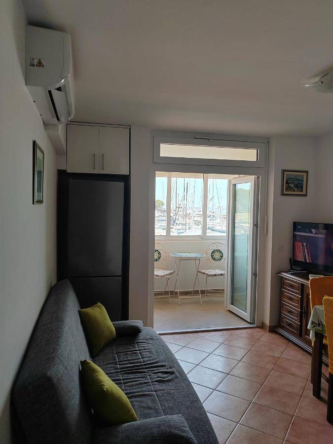 Ganze Wohnung, Lovely apartment near the beach with a sea view in Červar-Porat, Cervar