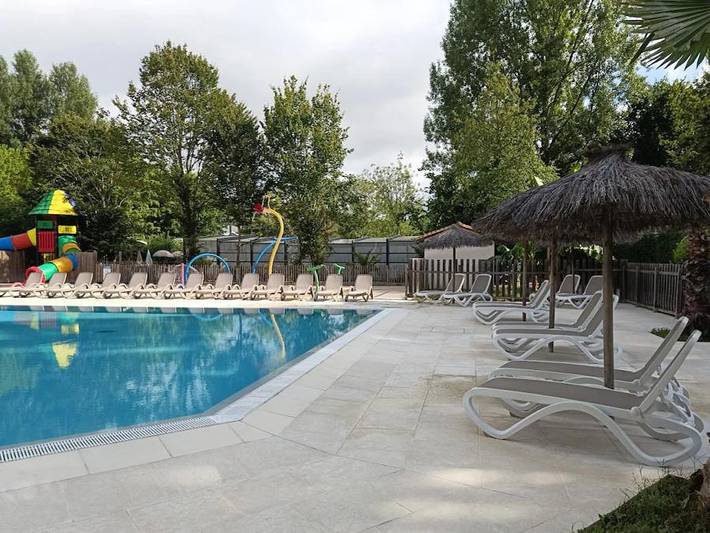 Camping pour 4 personnes, avec Terrasse ainsi que Bassin pour enfant et Piscine