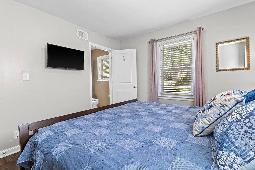 Jefferson Cottage - Large Home + Walkable to Waldo! in Kansas City, Missouri