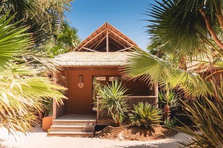 Club vacances pour 2 personnes, avec Jacuzzi et Terrasse ainsi que Jardin et Bassin pour enfant dans 