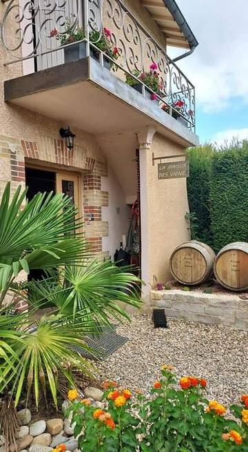 Gîte pour 2 personnes, avec piscine ainsi que vue et jardin à Charentay