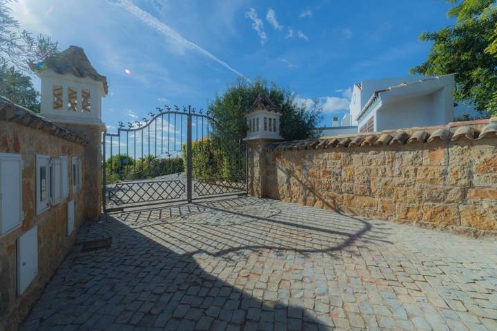 Location de vacances pour 6 personnes, avec piscine et jardin dans Estoi - 4