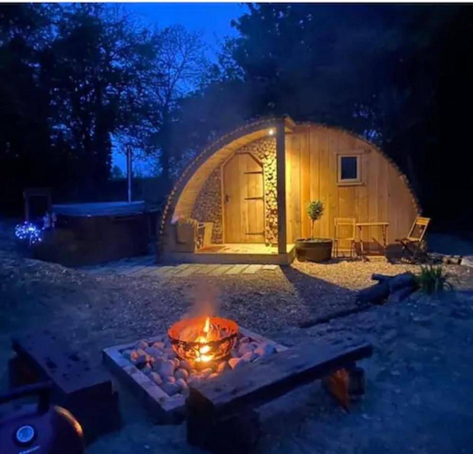 Fox Lodge at Heygates Lodging - with hot tub in Northamptonshire