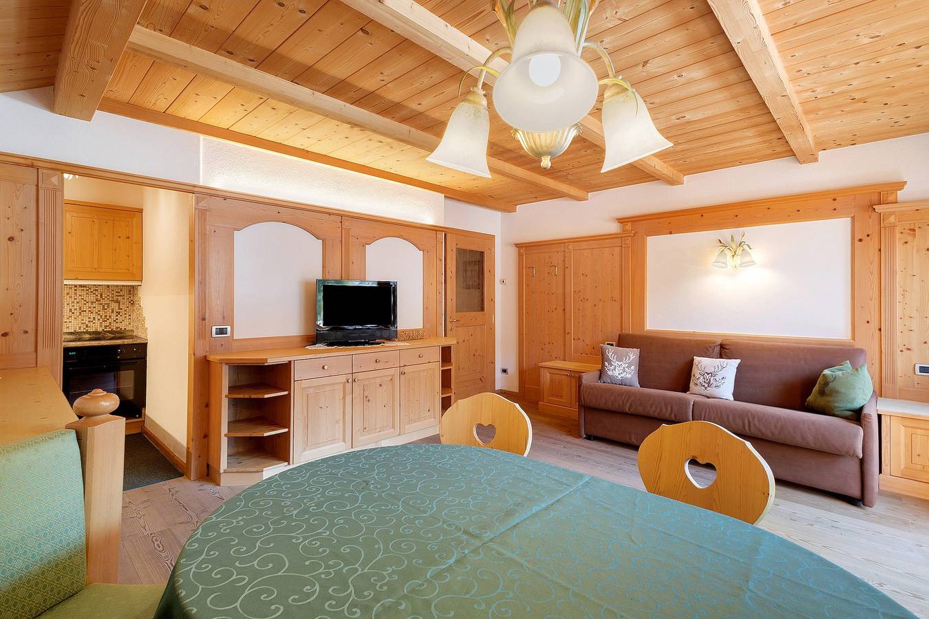 Ganze Wohnung, Ferienwohnung "Ciasa Mirio Rit" mit Bergblick, Wlan & Balkon in Rumestluns, Wengen (Italien)