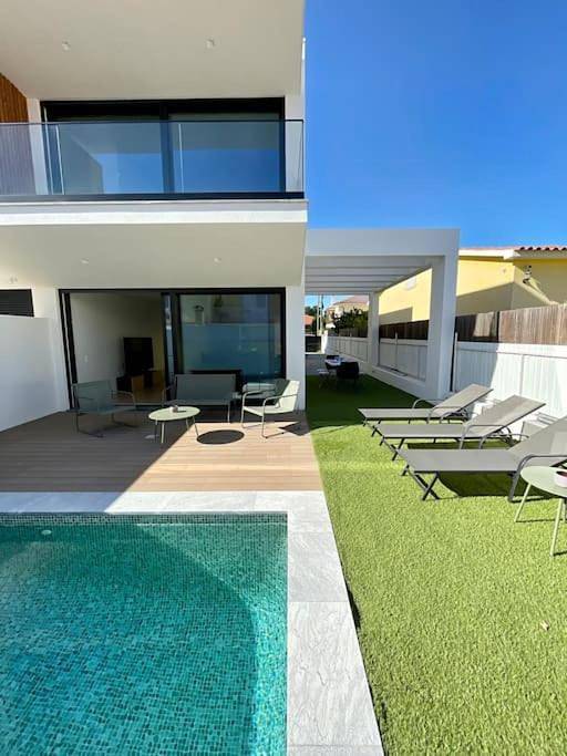 Location de vacances pour 9 personnes, avec balcon ainsi que jardin et piscine dans Fernão Ferro - 2