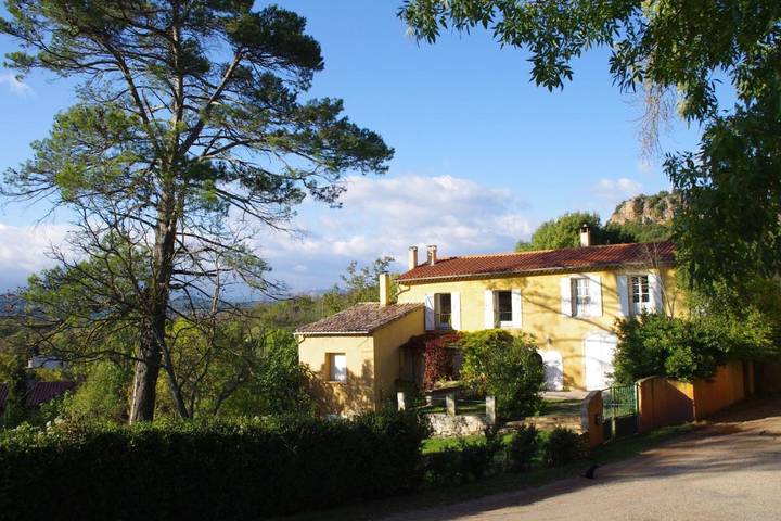 Location de vacances pour 15 personnes, avec Terrasse et Jardin ainsi que Piscine et Vue à Bédarieux