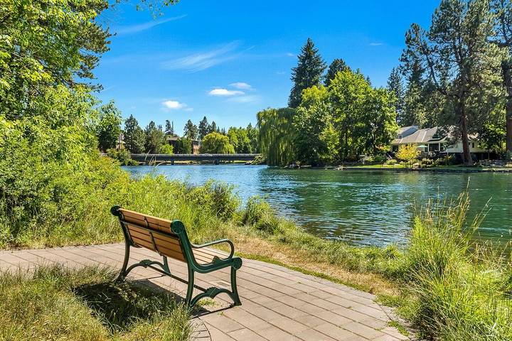 Vacation rental for 4 people, with pool and hot tub, with pets in Bend