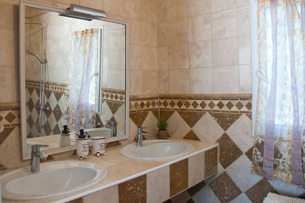 Charming guesthouse in the countryside 5 mins from Arles in Arles, Côte méditerranéenne (France)