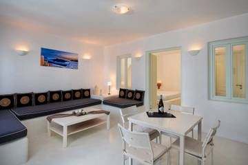 Villa With Pool for 3 People in Imerovigli, Santorini, Photo 2
