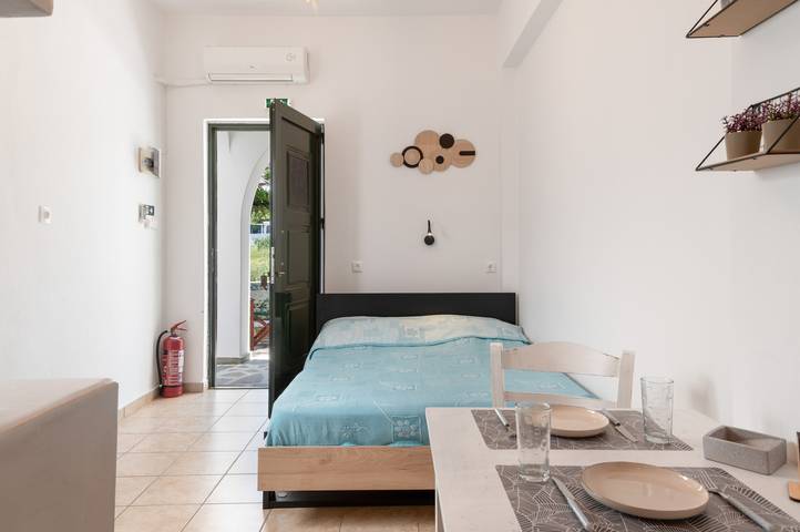 Entire studio, Studio Apartment 'Mouria A' with Sea View, Wi-Fi and Air Conditioning in Kythnos