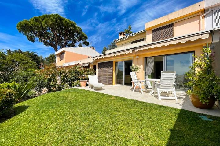 Villa pour 8 personnes, avec Balcon et Terrasse ainsi que Jardin et Piscine