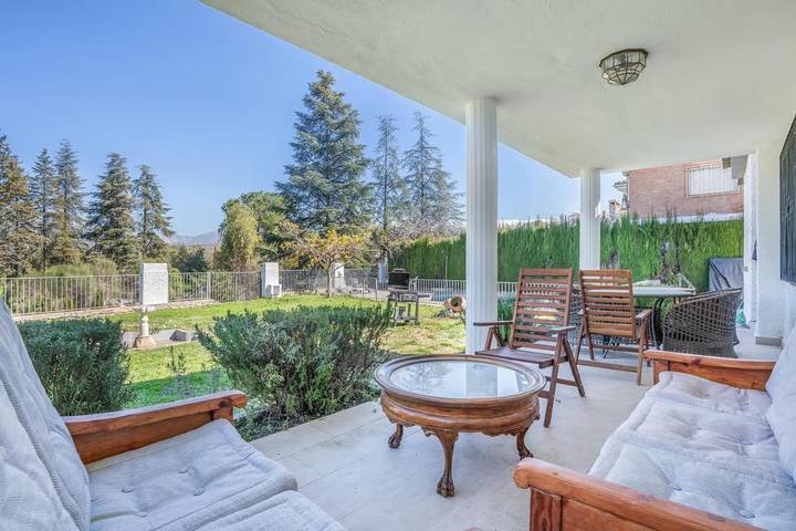 Casa rural para 8 personas, con vistas y terraza además de jardín y piscina en Gójar