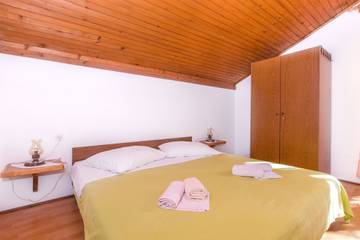 Vacation Rental for 4 Guests in Hvar, Dalmatian Islands, Picture 4