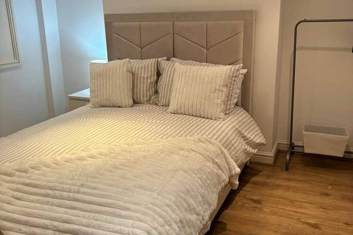 4Br-Sleeps10-Cosy Spacious House-Free Parking in Grand Manchester