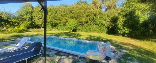 Gîte pour 2 personnes, avec terrasse ainsi que jardin et piscine, animaux acceptés en Gironde