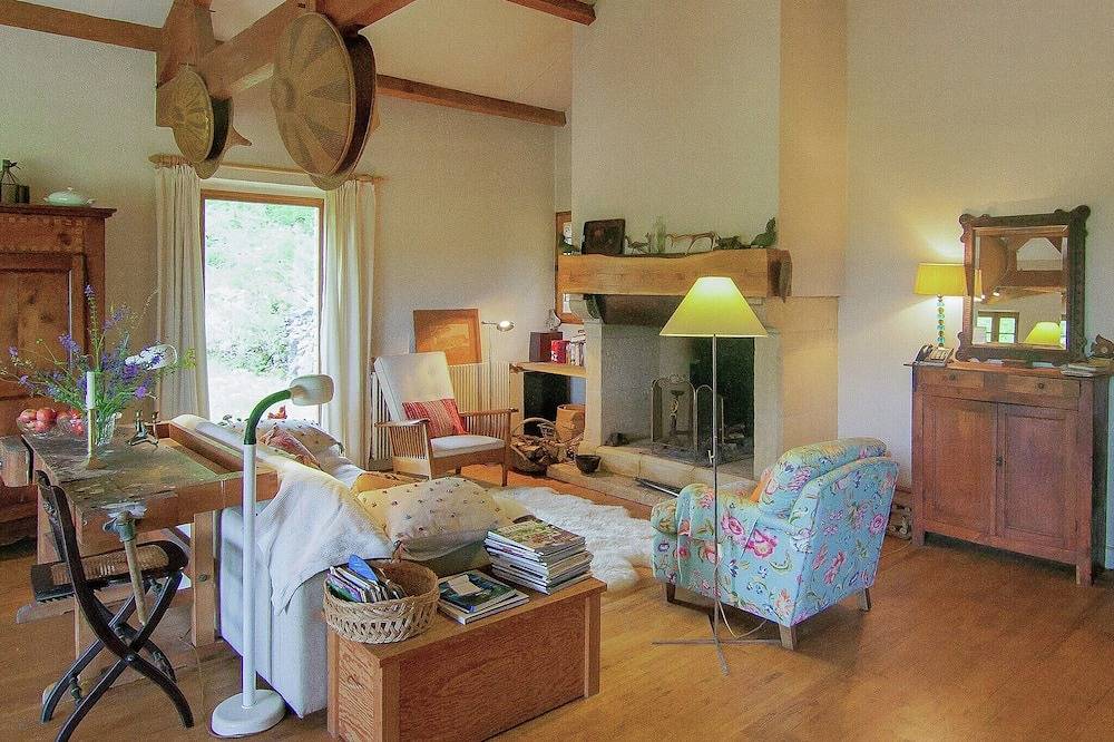Casa en la cima de una colina con vista al valle in Bouzic, Périgord Noir