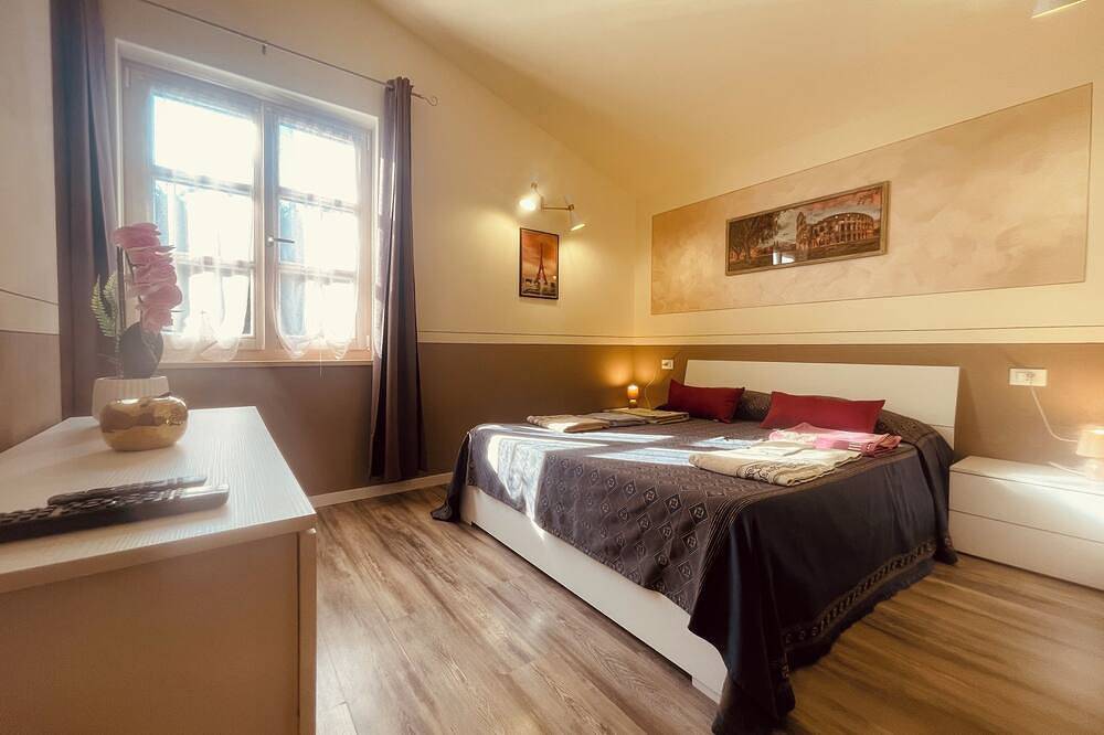 Exclusive Tuscan Villa with Black Pool & Jacuzzi in Altopascio, Lucca Provinz