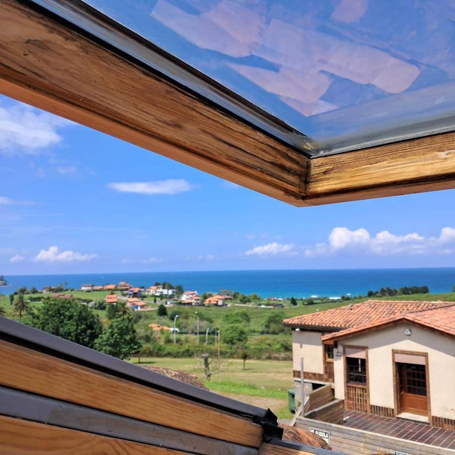 Apartamento entero, Three-Bedroom Apartment with Water View in Caravia, Costa Verde