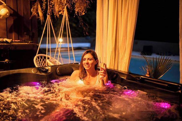 Gîte pour 4 personnes, avec piscine et jacuzzi dans Lay