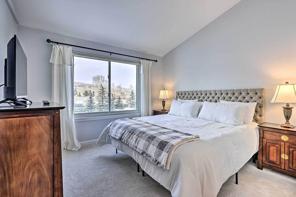 Stunning Mtn Views & Hot Tub: Silverthorne Retreat in Silverthorne, Arapaho and Roosevelt National Forests